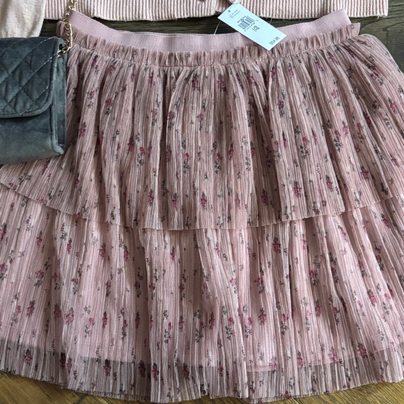 GAP Light Pink Floral Mini Skirt and blush cardigan with grey purse - Picture 3 of 7